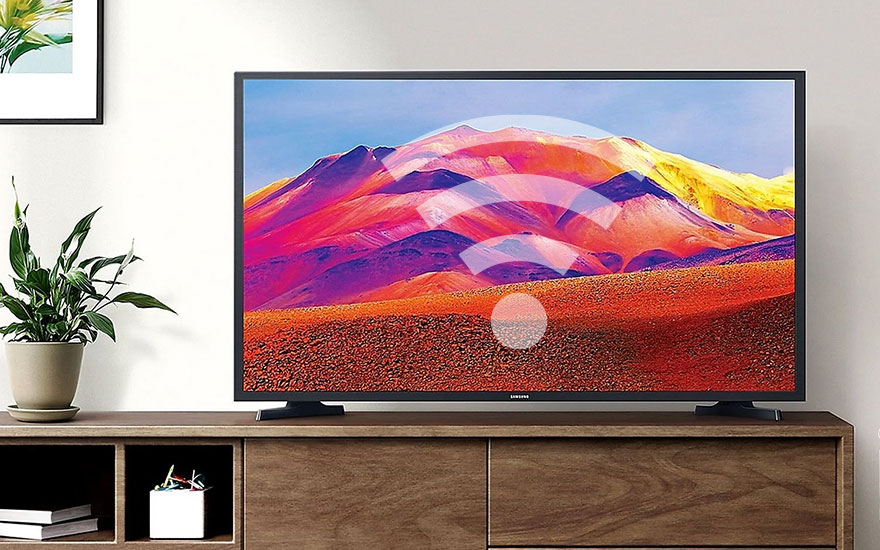 Een zwarte tv toont een kleurrijk berglandschap met wifi-symbolen, staand op een houten kast.