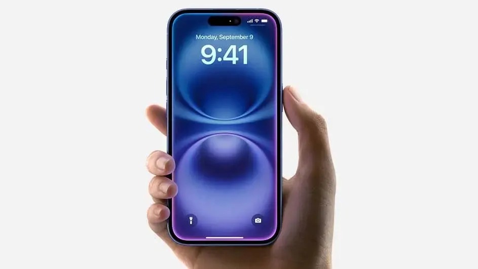 Een hand houdt een iPhone vast met een blauw achtergrondscherm dat 9:41 toont, tegen een witte achtergrond.