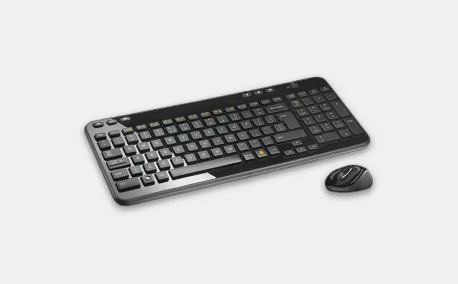 Un clavier noir et une souris sur un fond blanc uni. Le clavier est rectangulaire avec des touches carrées.