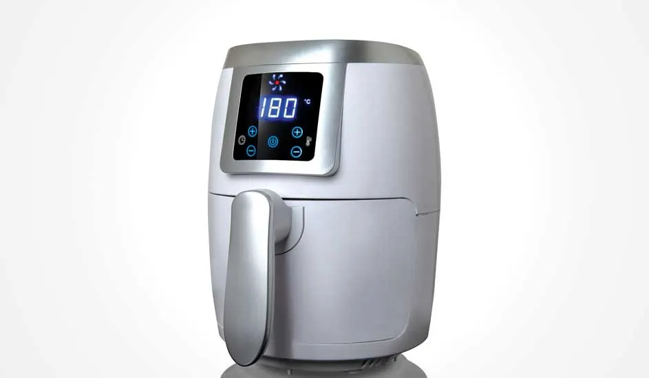 Une friteuse à air blanche avec des accents argentés, affichage digital à 180°C. Aucune marque n’est visible sur l’appareil.