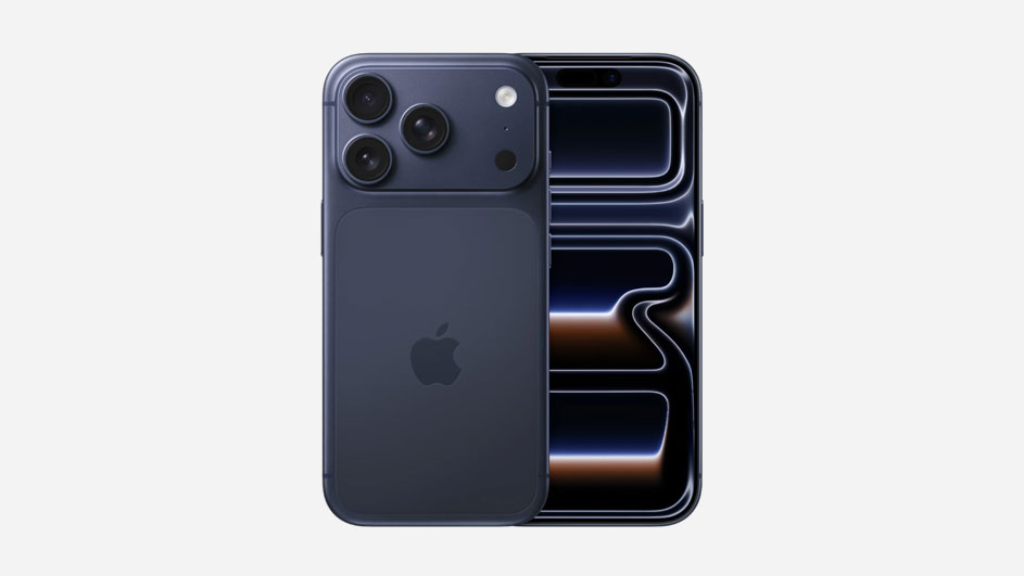Een donkerblauwe high-end smartphone met driecamera's achterop, platte randen en randloos scherm dat een donker grafisch patroon toont.