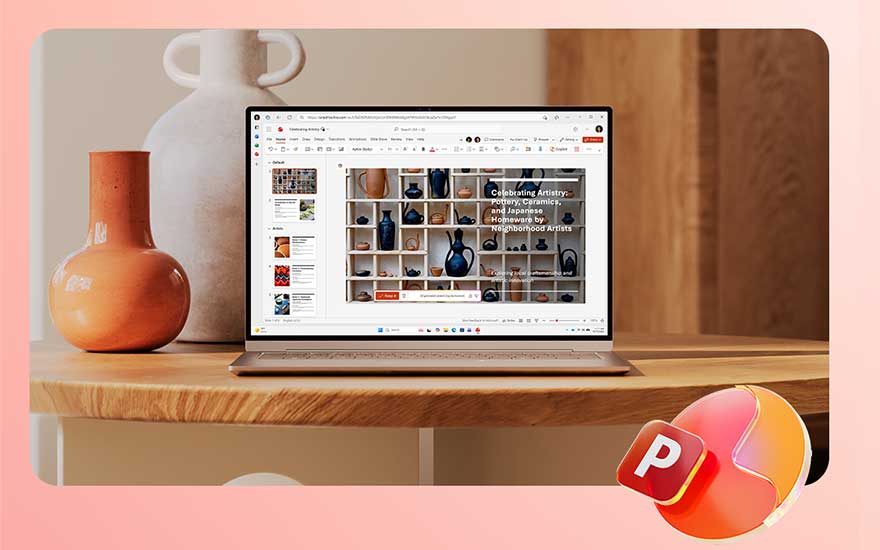 Een laptop op een houten bureau toont de Outlook-mailbox, daarnaast ligt een smartphone. Het Outlook-logo is rechtsonder te zien.