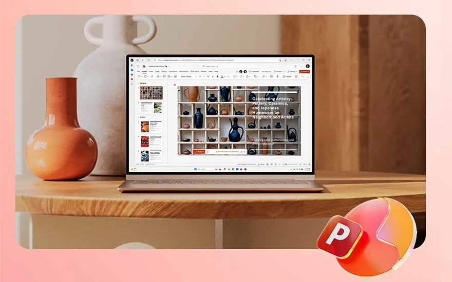 Een laptop op een houten bureau toont de Outlook-mailbox, daarnaast ligt een smartphone. Het Outlook-logo is rechtsonder te zien.