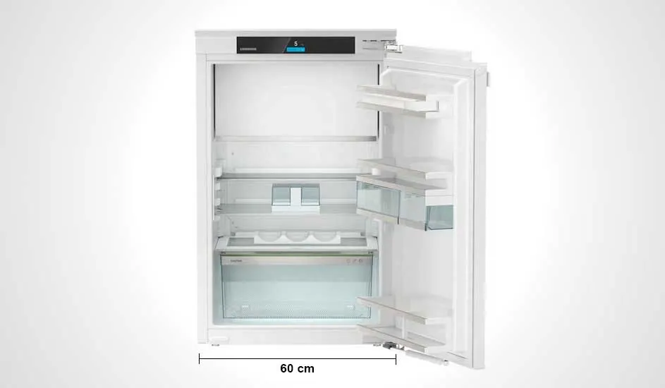 Frigo blanc ouvert, étagères visibles, éclairage intérieur. Dimensions de 60 cm indiquées.
