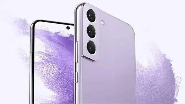 Deux smartphones violets sur fond blanc. L'un montre l'écran, l'autre le dos avec trois objectifs.