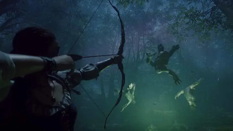 Een boogschutter spant een boog in een bos, terwijl groene wezens door de lucht zweven.