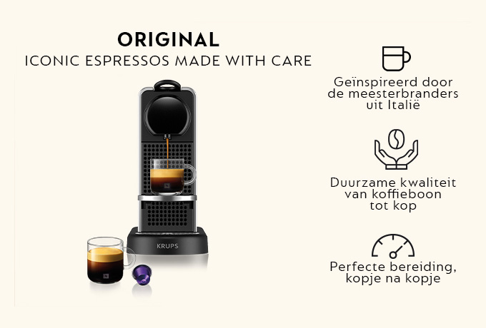 Een koffiemachine schenkt koffie in een glas. Er staat een blauwe koffiecup en een vol glas koffie naast.