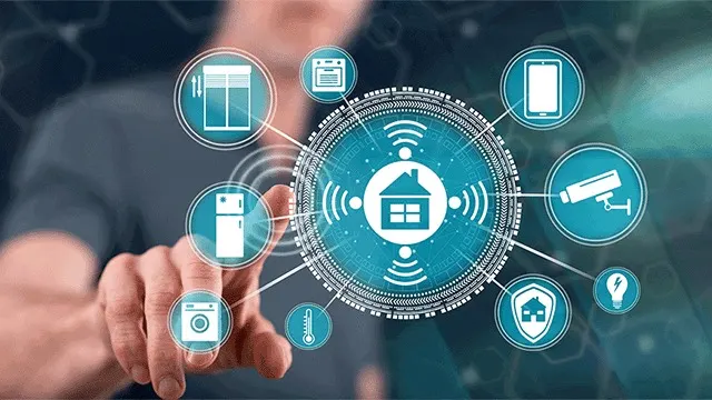 Een blauwe cirkel met pictogrammen voor smart home-apparaten, zoals een wasmachine, koelkast en beveiligingscamera.