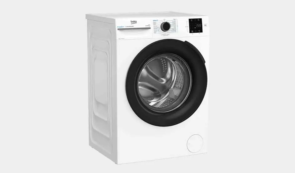 Een witte Beko wasmachine met zwart deurvenster en digitaal display staat in een lichte ruimte, klaar voor een nieuwe wasbeurt.