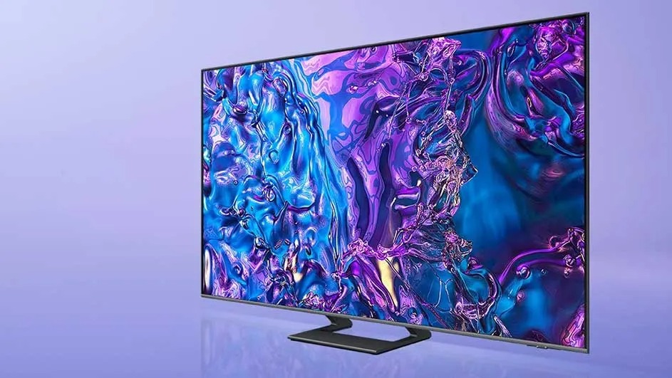 Een moderne Samsung-tv staat op een paarse achtergrond en toont een abstracte afbeelding met glanzende blauwe en paarse effecten op het scherm.