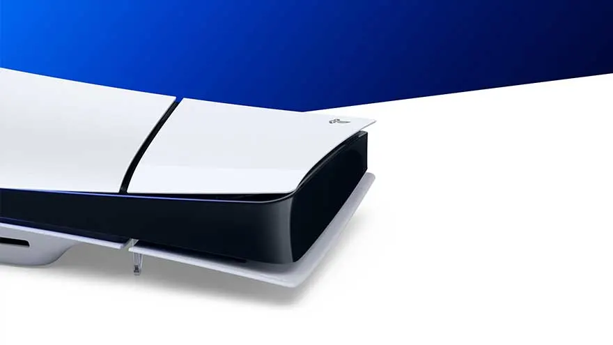 Een PlayStation 5-console met witte en zwarte elementen tegen een blauw-witte achtergrond.