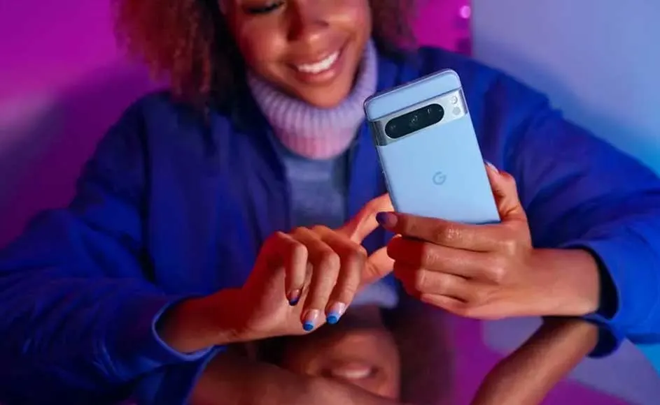 Blauwe smartphone met dubbele camera in de hand, reflecterend oppervlak, paarse en blauwe achtergrond.