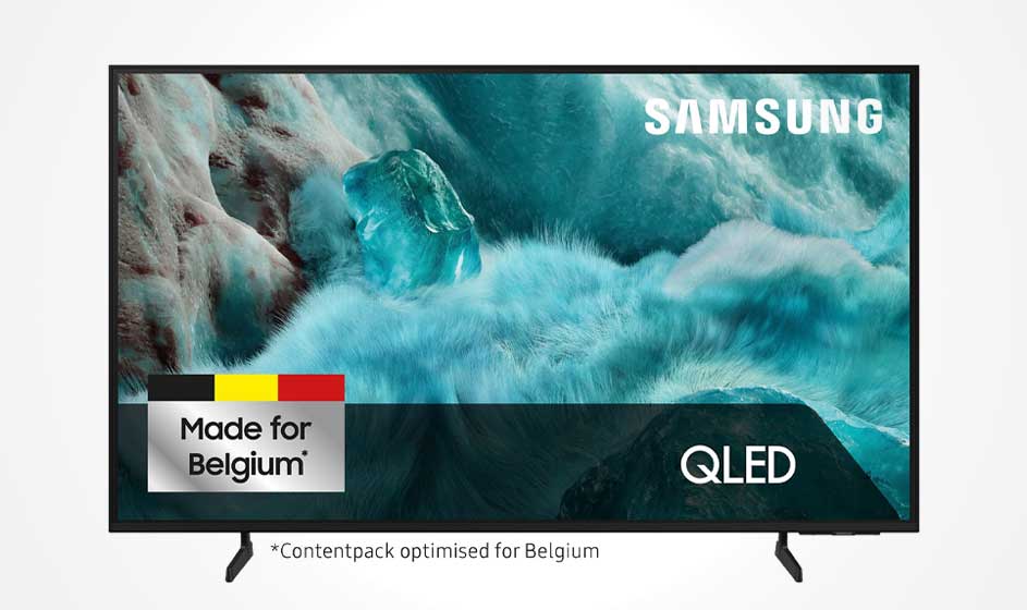 Een Samsung QLED-tv staat op zwarte pootjes, met blauwgroen ijsbeeld, Made for Belgium-label en een sobere witte achtergrond.