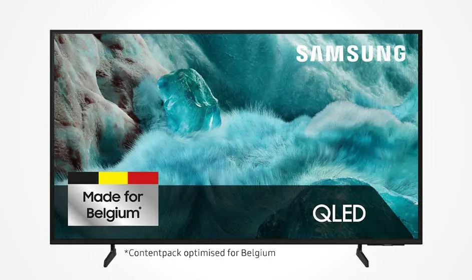Een Samsung QLED-tv staat op zwarte pootjes, met blauwgroen ijsbeeld, Made for Belgium-label en een sobere witte achtergrond.