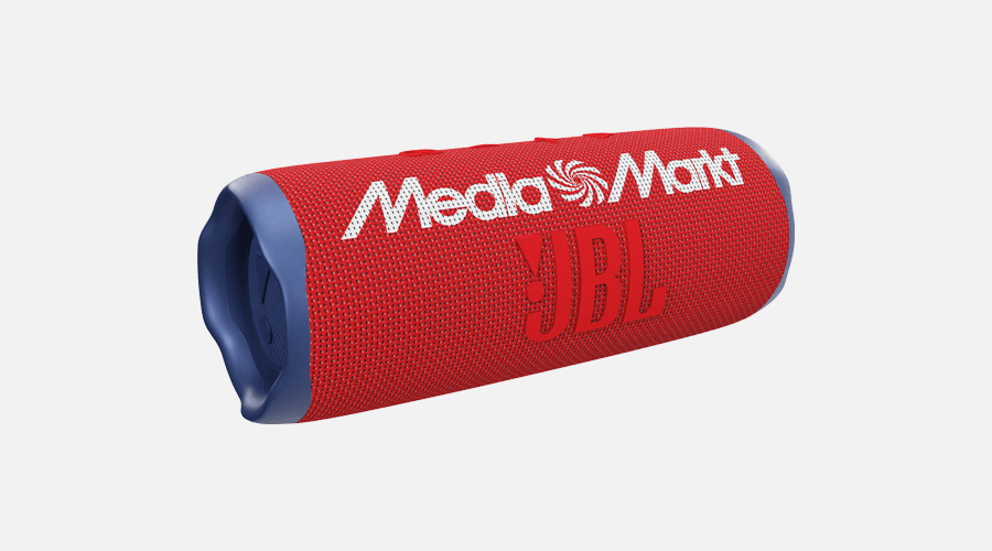 Rode JBL draagbare Bluetooth‑speaker met blauwe zijkanten en het witte MediaMarkt‑logo op het rooster.