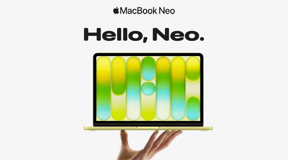 Een hand houdt een dunne gele MacBook Neo omhoog, met een felgroen schermpatroon en de tekst “Hello, Neo.” op een witte achtergrond.