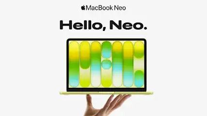 Een hand houdt een dunne gele MacBook Neo omhoog, met een felgroen schermpatroon en de tekst “Hello, Neo.” op een witte achtergrond.
