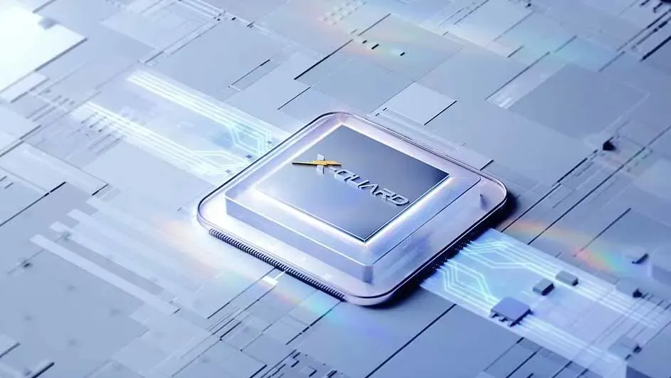 Een close-up van een XGUARD-microchip op een blauw circuitbord met patronen.