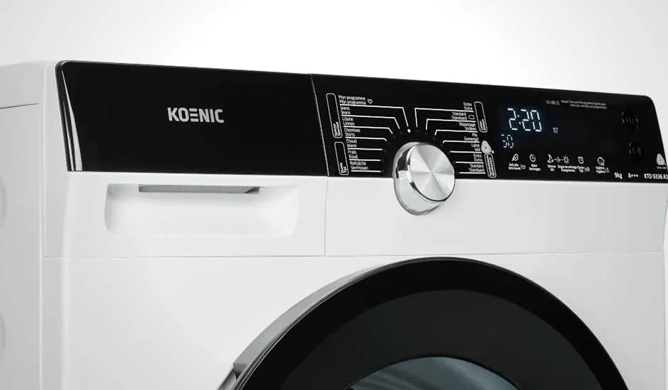Machine à laver blanche avec panneau noir affichant "KOENIG", les réglages et un cadran argenté.