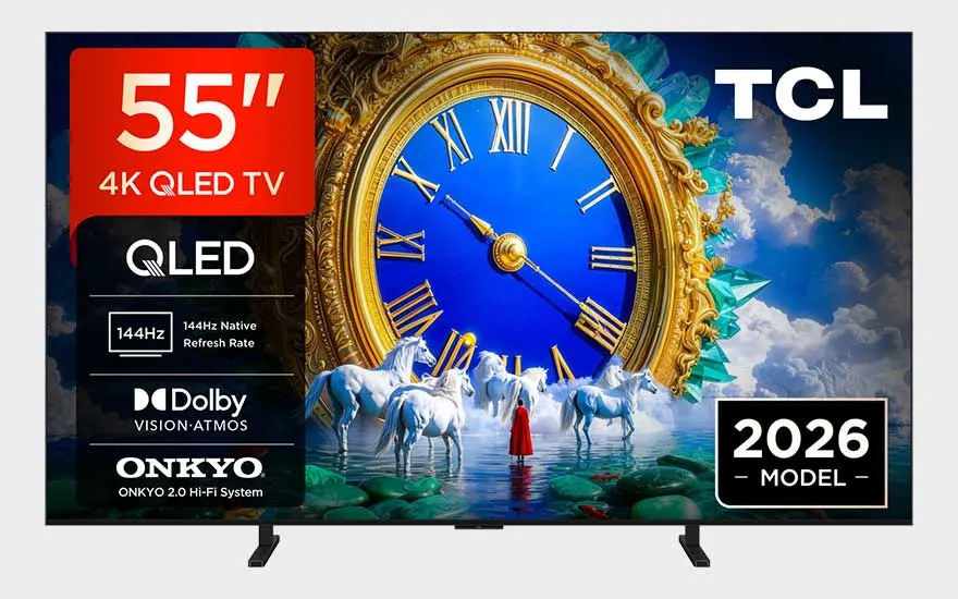 Een TCL 55-inch 4K QLED-tv toont een grote gouden klok, witte paarden en een dromerig decor, met 2026-modelaanduiding.
