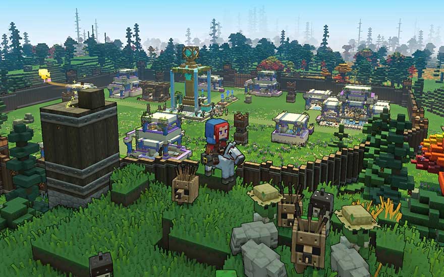 Un personnage chevauche à l’intérieur d’un grand village en blocs, entouré d’animaux et d’arbres pixellisés.