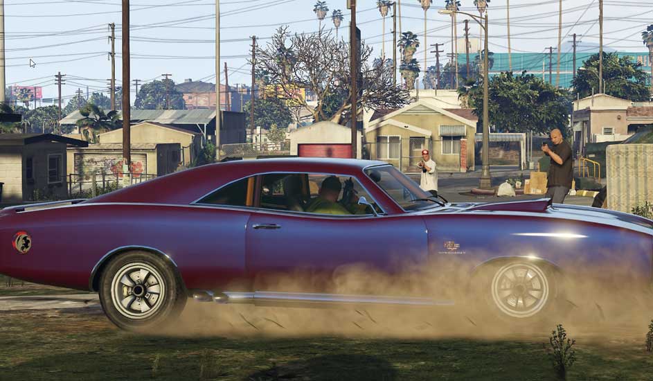 Dit is een videogame. Een paarse muscle car rijdt snel door een stoffige straat, terwijl twee personen buiten hun wapens richten op de auto.