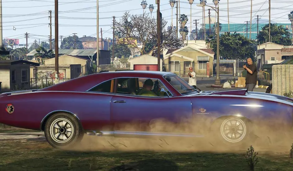 Ceci est un jeu vidéo. Une voiture muscle car violette traverse une rue poussiéreuse, deux personnes à l’extérieur pointent leurs armes vers la voiture.