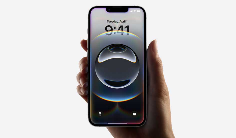 Hand houdt een iPhone vast tegen een witte achtergrond. Op het scherm staat de datum, tijd en een abstracte achtergrond.