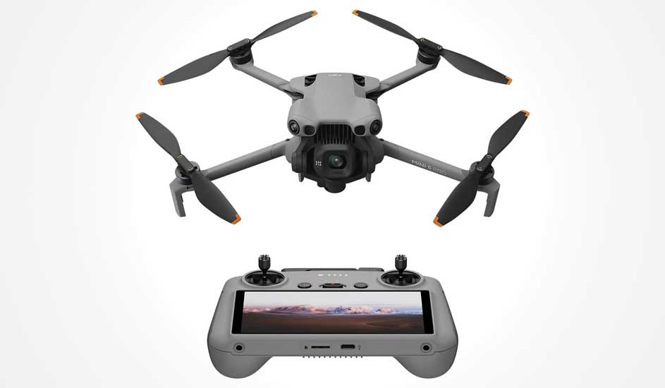 Dit is een grijze DJI Mini 3 Pro drone met vier propellers en een afstandsbediening met ingebouwd scherm.