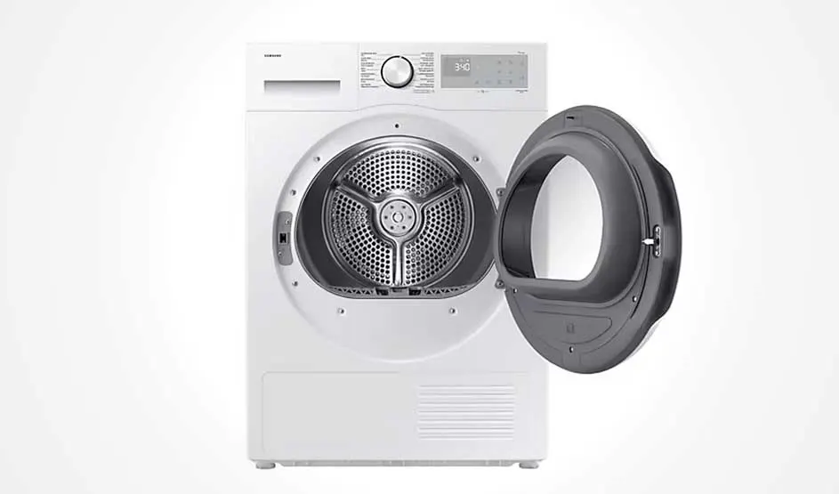 Un sèche-linge blanc Samsung avec hublot rond et écran digital est posé sur fond clair, la marque Samsung est bien visible en haut à gauche.