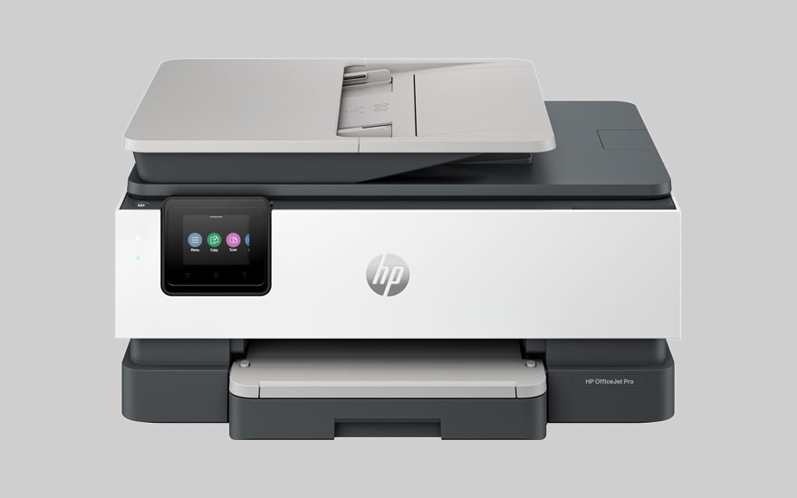 Een HP OfficeJet Pro printer met scanner in wit en grijs staat op een grijze achtergrond.