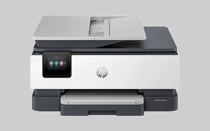 Een HP OfficeJet Pro printer met scanner in wit en grijs staat op een grijze achtergrond.