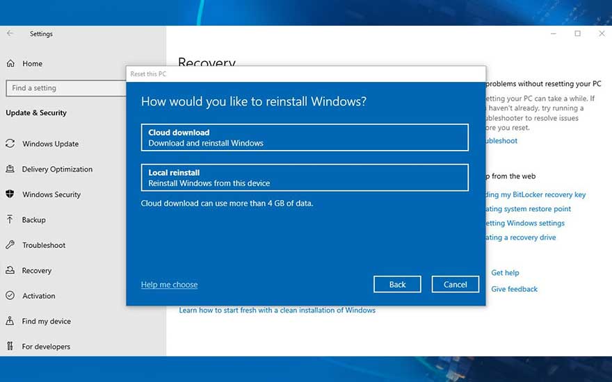Een blauw Windows-scherm toont de opties voor herinstallatie: cloud download of lokale herinstallatie. Links staat het instellingenmenu.
