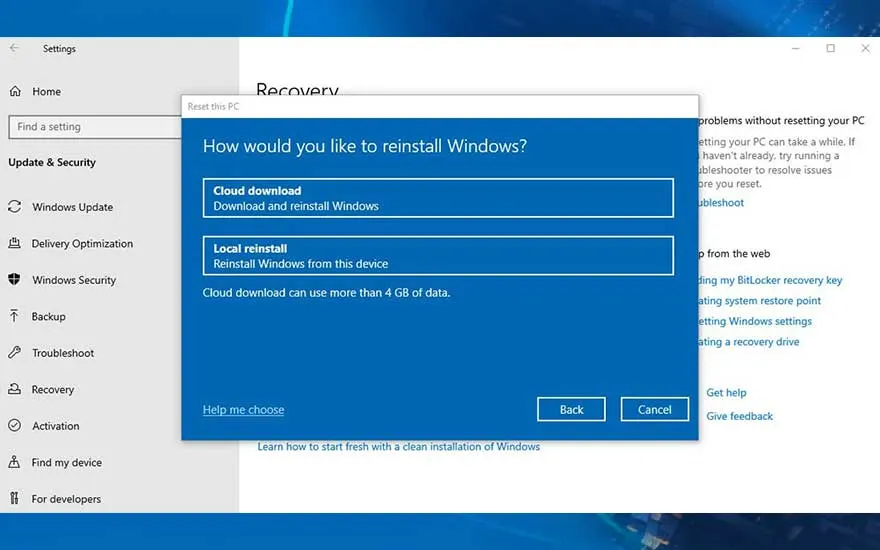 Een blauw Windows-scherm toont de opties voor herinstallatie: cloud download of lokale herinstallatie. Links staat het instellingenmenu.