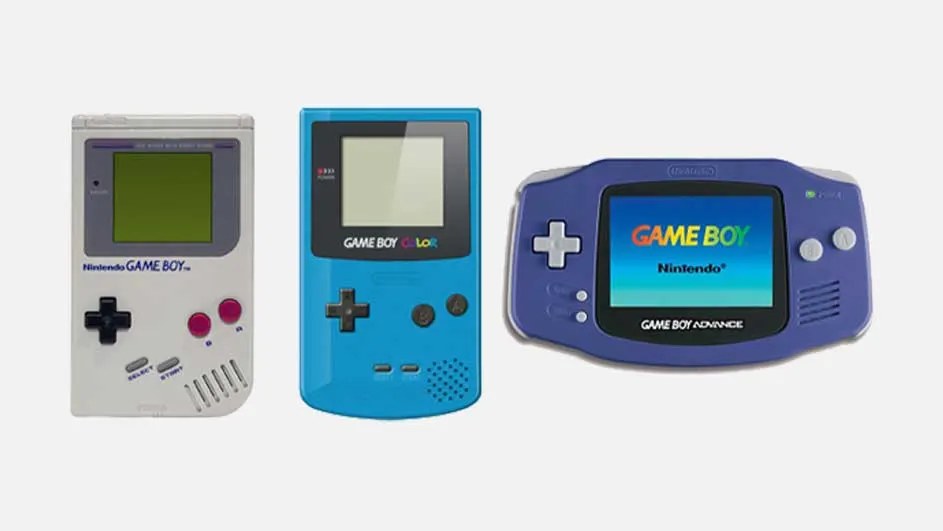 Drie Game Boy-consoles: een witte Game Boy, een blauwe Game Boy Color en een paarse Game Boy Advance, tegen een witte achtergrond.