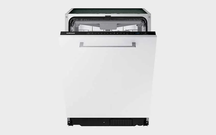 Un lave-vaisselle Samsung blanc, porte entrouverte, poignée moderne et design épuré, parfait pour une cuisine contemporaine.