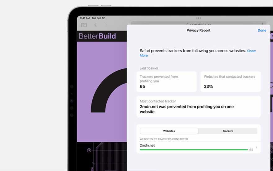 Tablet met Safari privacyrapport, toont geblokkeerde trackers (65) en contact met 33% van websites.