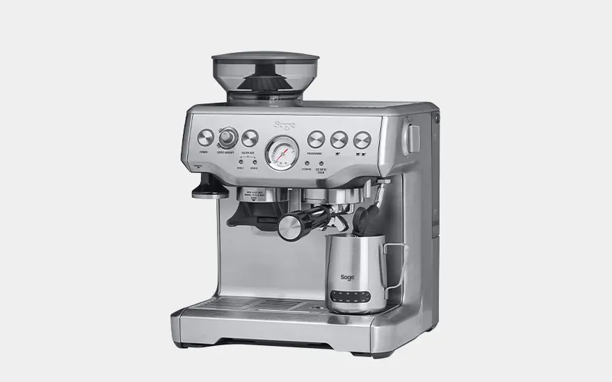 Machine espresso Sage Barista Express en acier inoxydable avec moulin intégré, manomètre et pot à lait sur fond blanc.