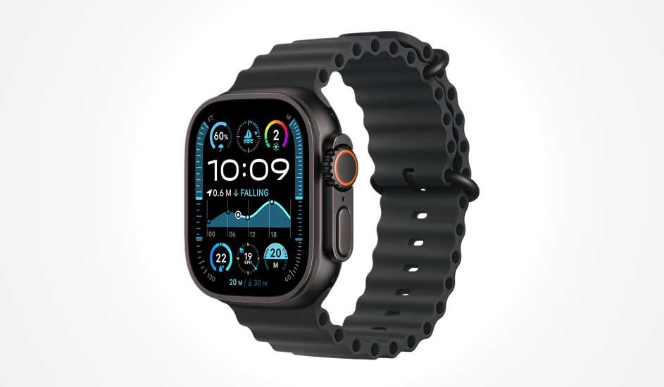 Une montre connectée noire à bracelet ondulé affiche l’heure, des graphiques, la météo, l’altitude et divers icônes sportifs à l’écran.