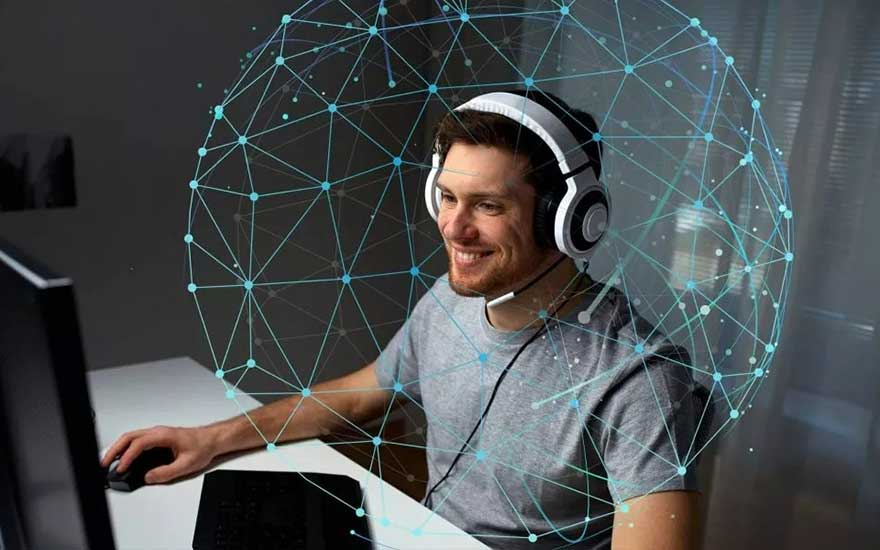 Un casque blanc sur un bureau blanc avec un ordinateur et un globe bleu.