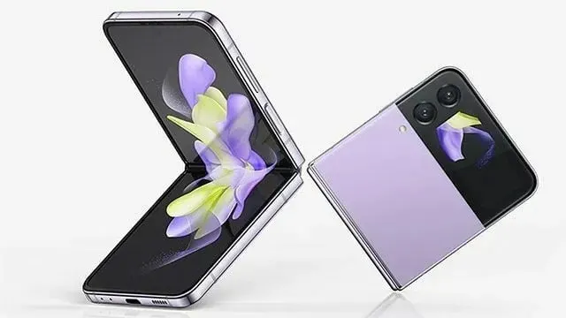 Deux smartphones pliables violets sur fond blanc. L'un est ouvert, l'autre fermé, montrant deux caméras.