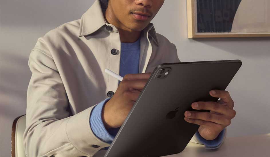 Een zwarte tablet wordt met een witte stylus gebruikt, tegen een achtergrond met een okerkleurig schilderij.