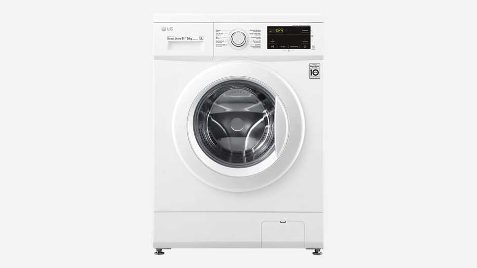 Een witte LG wasmachine staat tegen een witte achtergrond met een zwarte display en een ronde deur.