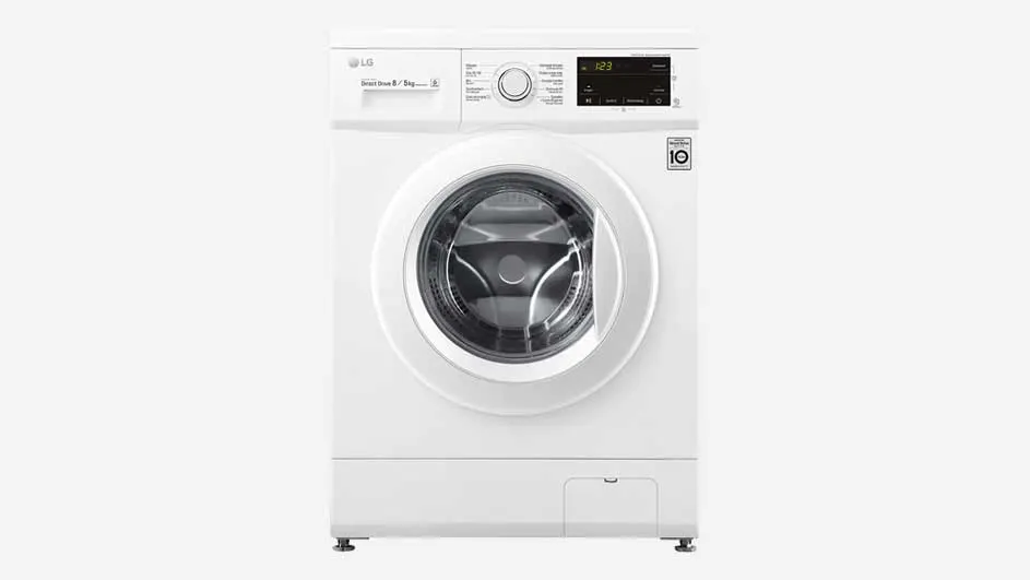 Een witte LG wasmachine staat tegen een witte achtergrond met een zwarte display en een ronde deur.
