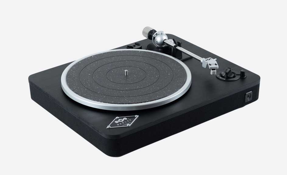 Platine noire avec plateau gris et bras argenté sur fond blanc.