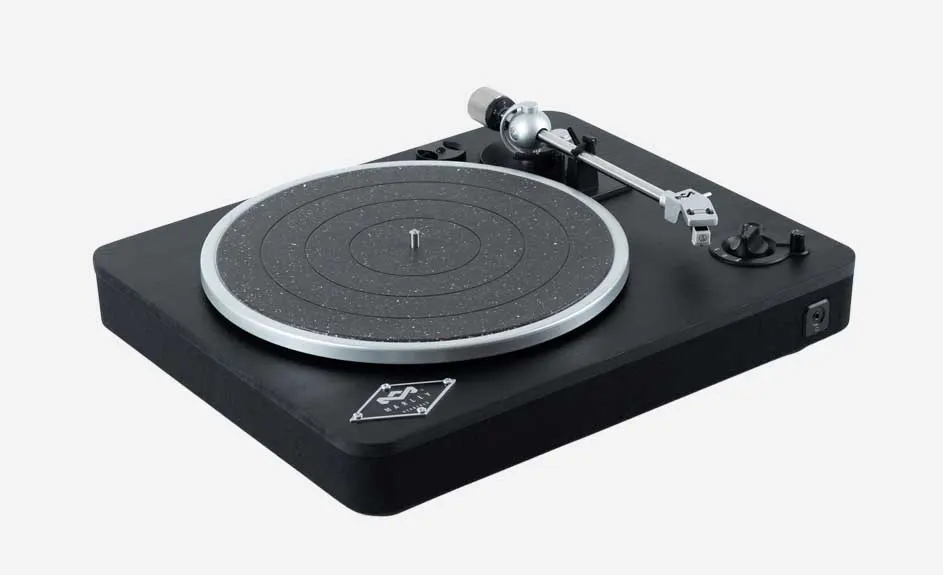 Platine noire avec plateau gris et bras argenté sur fond blanc.