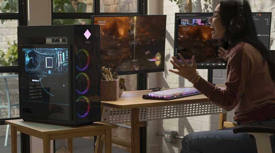 Een computerspel wordt gespeeld op een groot scherm, met een toetsenbord en muis op een bureau. Een blauwe computertoren staat ernaast.