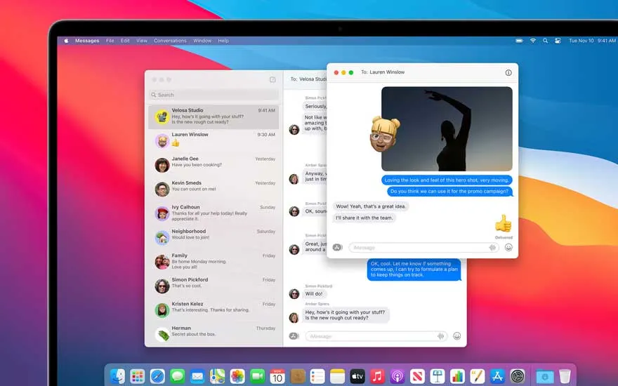 Un écran d'ordinateur portable affiche l'application Messages avec des conversations récentes et une fenêtre de discussion ouverte. Le fond d'écran est coloré.