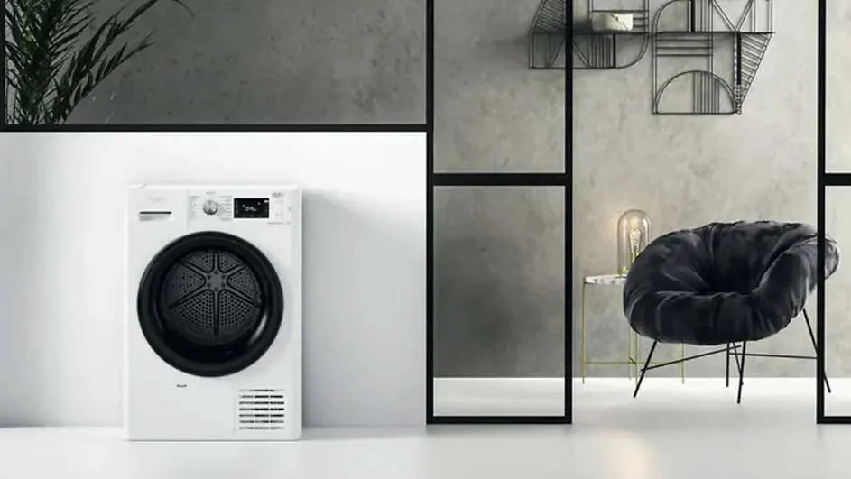 Un sèche-linge blanc est situé près d'un fauteuil moelleux dans un espace de vie moderne avec des étagères murales.