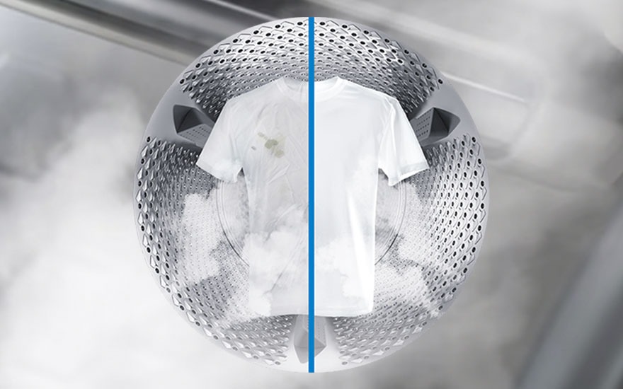 Wasmachine met een wit T-shirt, voor en na het wassen, verdeeld door een blauwe lijn, in een zilveren trommel met damp.